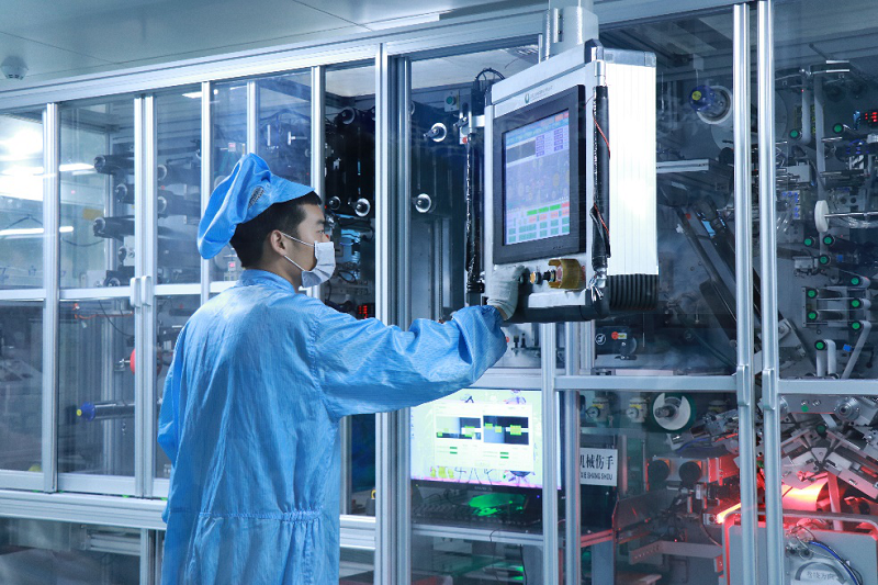 工作人員在卷繞機前觀測數據和卷繞程度