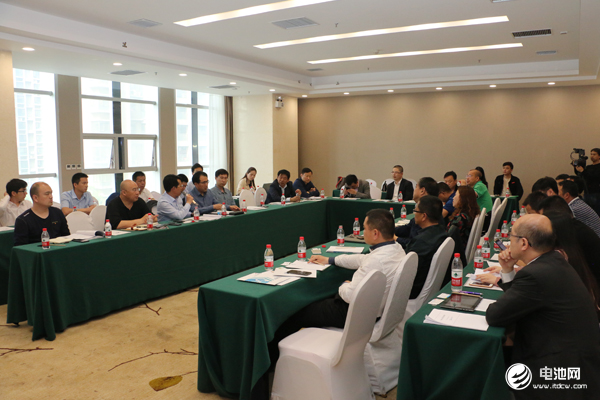 中關(guān)村新型電池技術(shù)創(chuàng)新聯(lián)盟、電池百人會(huì)“約局”系列活動(dòng)第五站(新鄉(xiāng)站) 攝影/巒水 中關(guān)村新型電池技術(shù)創(chuàng)新聯(lián)盟、電池百人會(huì)“約局”系列活動(dòng)第五站(新鄉(xiāng)站) 攝影/巒水