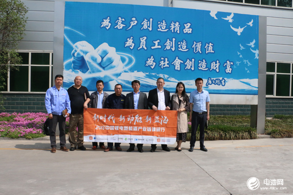 中國(guó)鋰電新能源產(chǎn)業(yè)鏈調(diào)研團(tuán)一行參觀新鄉(xiāng)市中科科技股份有限公司