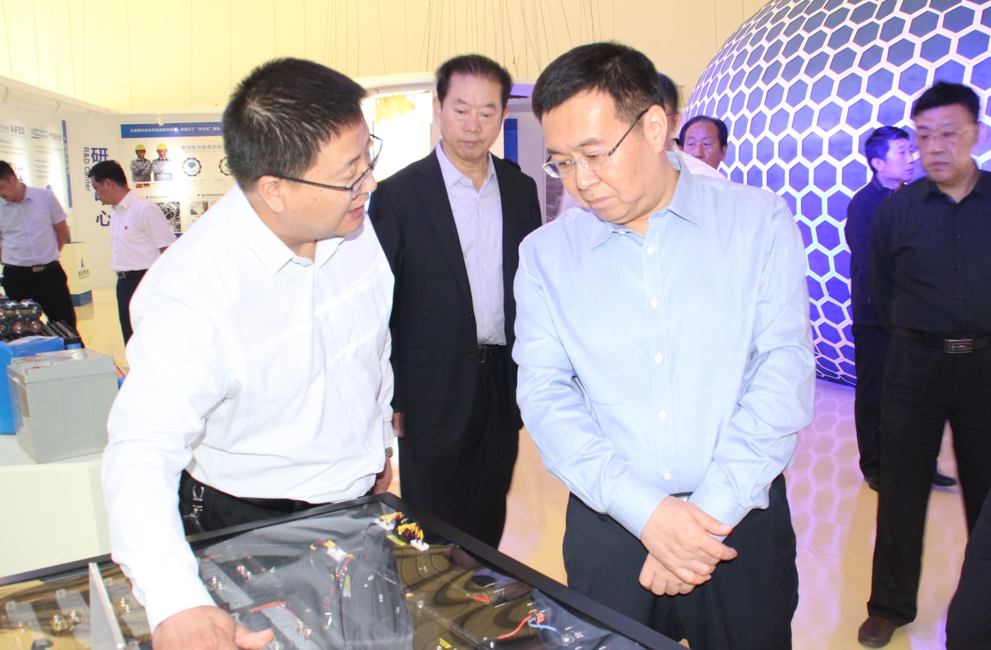 衡水市委常委、政法委書記鈕興輝到奧冠調研 給予產品研發高度肯定