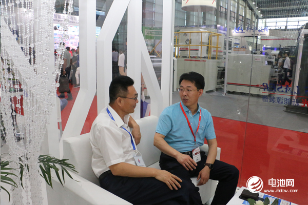 鋰電“達沃斯”論壇組委會/電池百人會/中關村新型電池技術創新聯盟秘書長于清教與大族激光副總裁黃祥虎交流