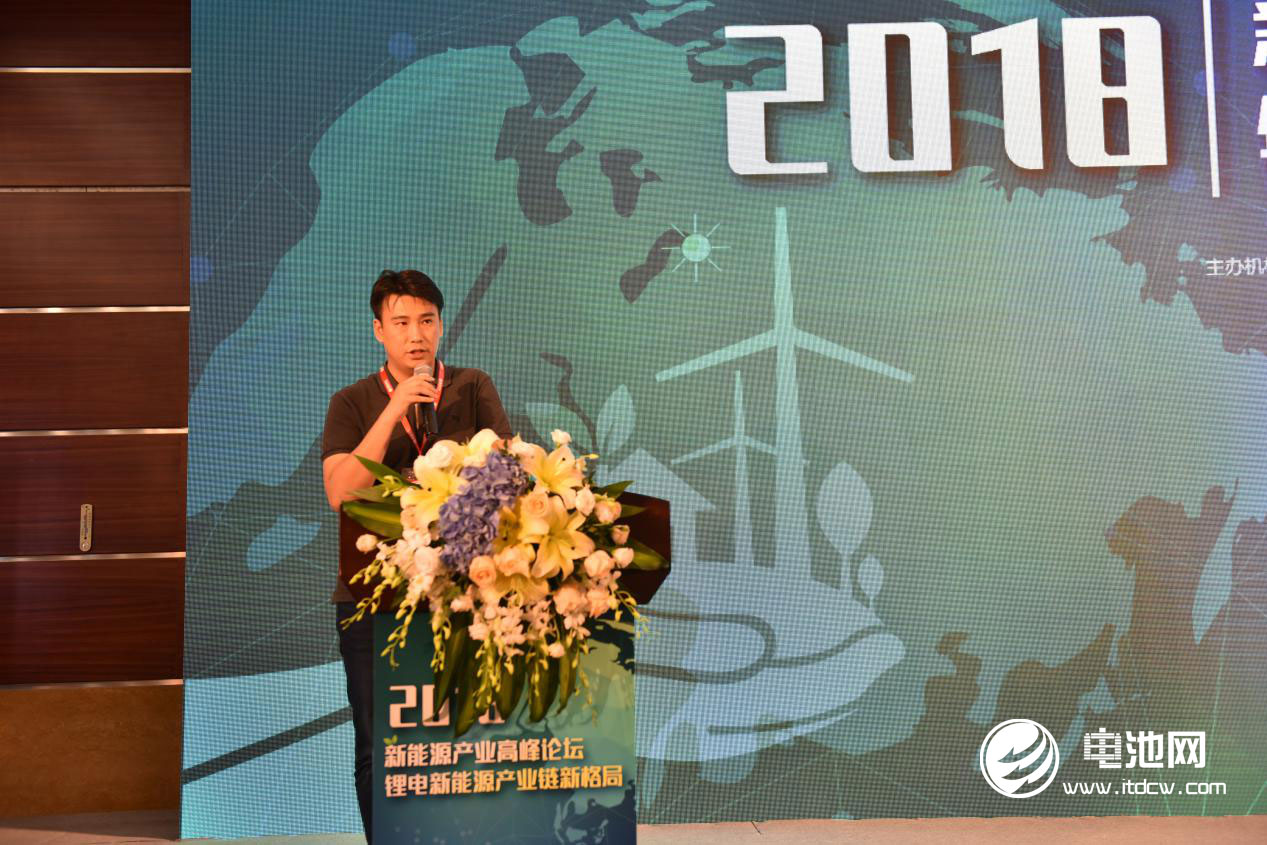 新財富副總經理李日萌發表演講