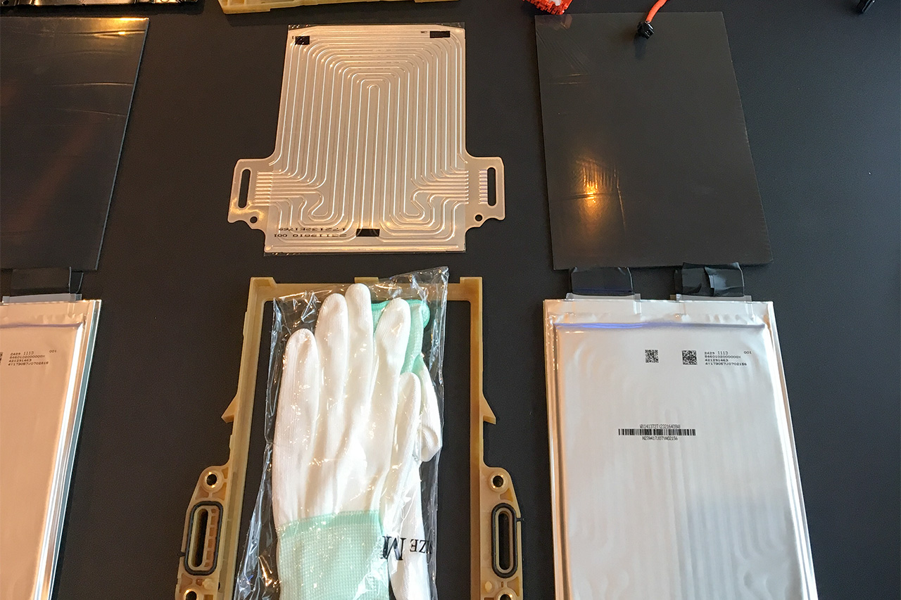 剖開電動汽車的心臟 在通用實驗室親手組裝動力電池