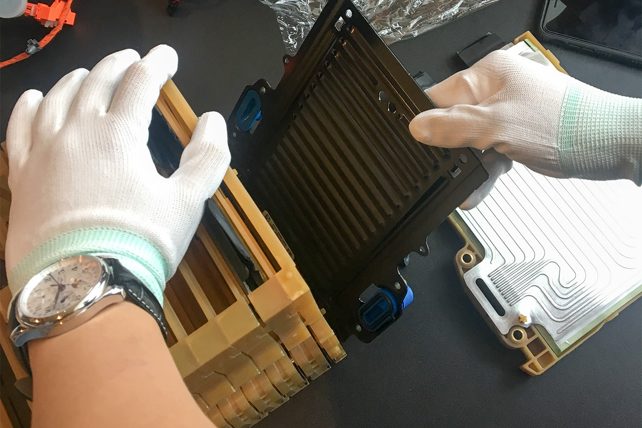 剖開電動汽車的心臟 在通用實驗室親手組裝動力電池