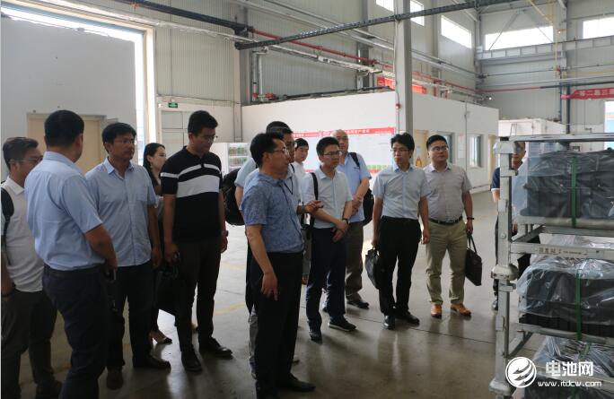 中國鋰電新能源產業鏈調研團一行參觀青島比亞迪總裝車間