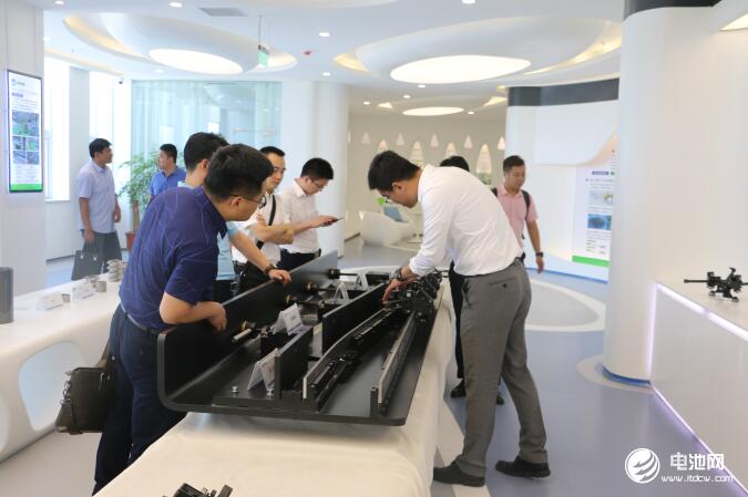 中國鋰電新能源產(chǎn)業(yè)鏈調(diào)研團(tuán)一行參觀中科華聯(lián)