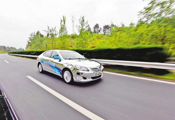 長安無人駕駛車在高速公路上飛馳 長安無人駕駛車在高速公路上飛馳