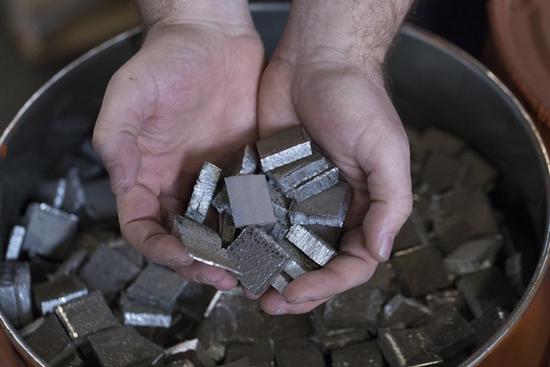 在荷蘭,電池上被切割的陰極材料鈷被放在桶上 在荷蘭,電池上被切割的陰極材料鈷被放在桶上