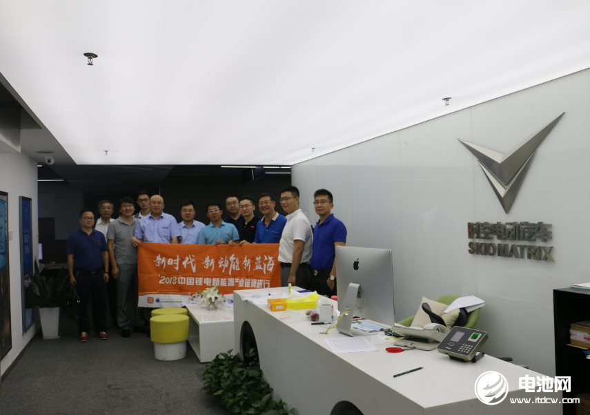 中國鋰電新能源產業鏈調研團一行參觀杭州新時空電動汽車有限公司 中國鋰電新能源產業鏈調研團一行參觀杭州新時空電動汽車有限公司