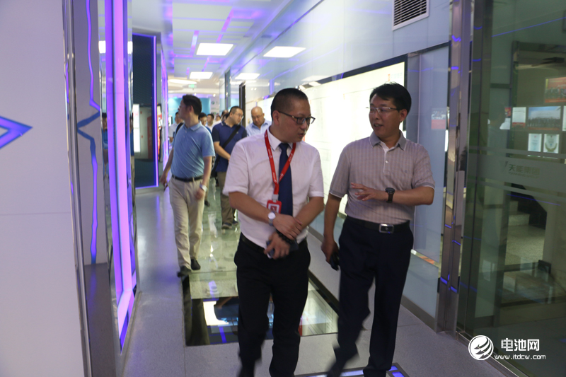 中國鋰電新能源產(chǎn)業(yè)鏈調(diào)研團(tuán)一行參觀天能集團(tuán)
