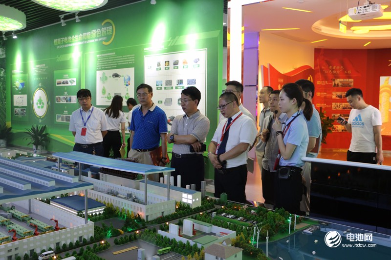 中國鋰電新能源產(chǎn)業(yè)鏈調(diào)研團(tuán)一行參觀天能集團(tuán)