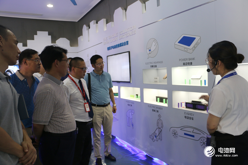 中國鋰電新能源產(chǎn)業(yè)鏈調(diào)研團(tuán)一行參觀天能集團(tuán)