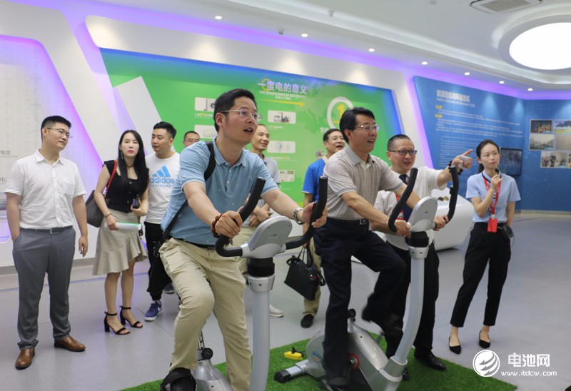 中國鋰電新能源產(chǎn)業(yè)鏈調(diào)研團(tuán)一行參觀天能集團(tuán)