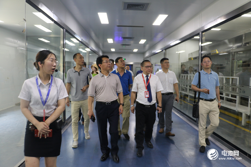 中國鋰電新能源產(chǎn)業(yè)鏈調(diào)研團(tuán)一行參觀天能集團(tuán)