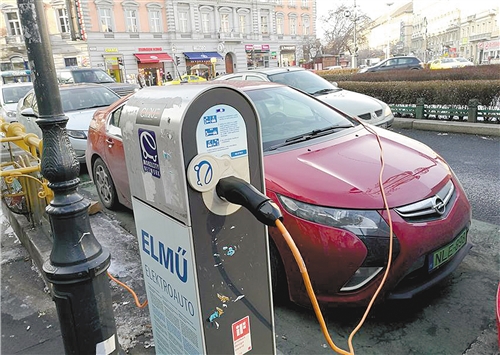 布達佩斯中心區(qū)的公共充電站，方便電動車充電。 翟朝輝攝