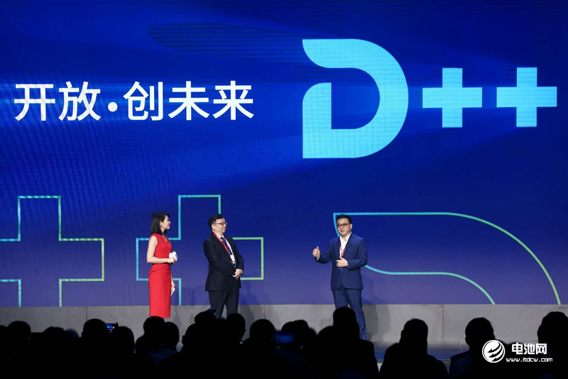 比亞迪全球開發(fā)者大會(huì)現(xiàn)場(chǎng),張亞勤與王傳福互動(dòng) 比亞迪全球開發(fā)者大會(huì)現(xiàn)場(chǎng),張亞勤與王傳福互動(dòng)