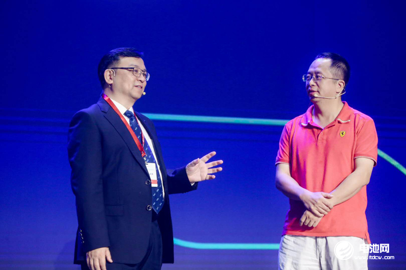 比亞迪全球開發(fā)者大會現(xiàn)場，周鴻祎與王傳福互動