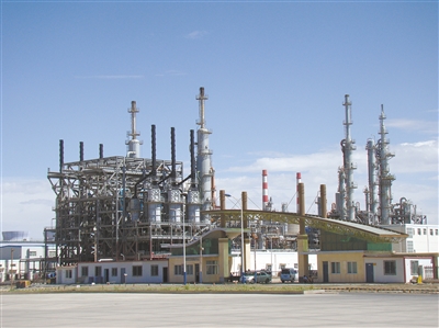 藍天下現代化的廠房鱗次櫛比。 藍天下現代化的廠房鱗次櫛比。