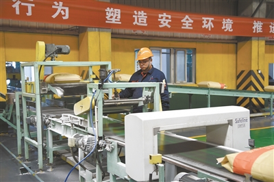 現代化、智能化的生產車間一整條生產線僅靠兩三人便可操作生產,節省了人力資源。 現代化、智能化的生產車間一整條生產線僅靠兩三人便可操作生產,節省了人力資源。