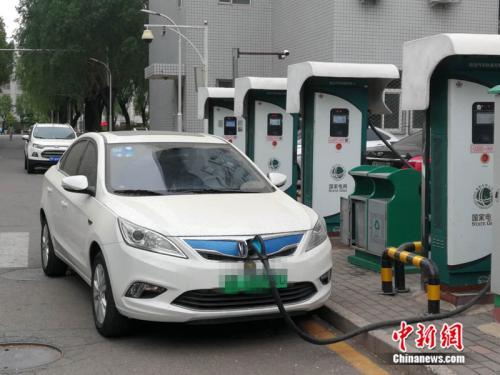 資料圖:一輛新能源汽車正在充電 <a href='http://www.chinanews.com/'>中新網</a >記者 張尼 攝 資料圖:一輛新能源汽車正在充電 <a target='_blank' href='http://www.chinanews.com/' >中新網</a >記者 張尼 攝