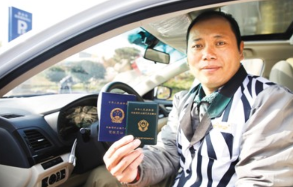 山東泰安，一位網約車司機展示手中的網約車從業資格證