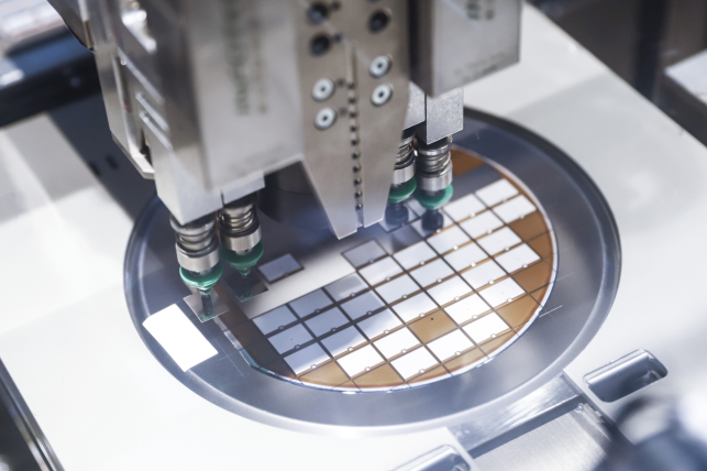 制造IGBT難度極大，在大規模應用的1200V車規級IGBT芯片的晶圓厚度上，比亞迪處于全球先進水平，可將晶圓厚度減薄到120um（約兩根頭發絲直徑）