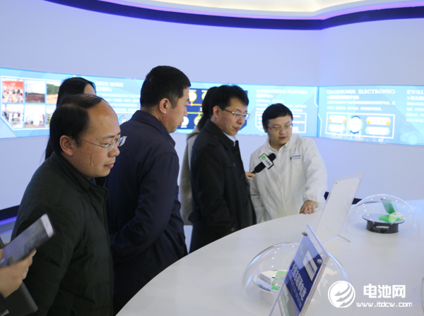 調(diào)研團一行參觀立方新能源展廳