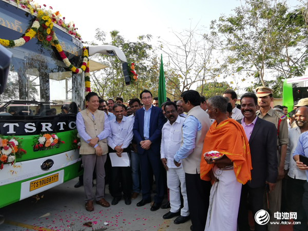 比亞迪亞太汽車銷售事業部總經理劉學亮(左三)與當地合作伙伴、運營商及政府代表一起參加交付儀式 比亞迪亞太汽車銷售事業部總經理劉學亮(左三)與當地合作伙伴、運營商及政府代表一起參加交付儀式