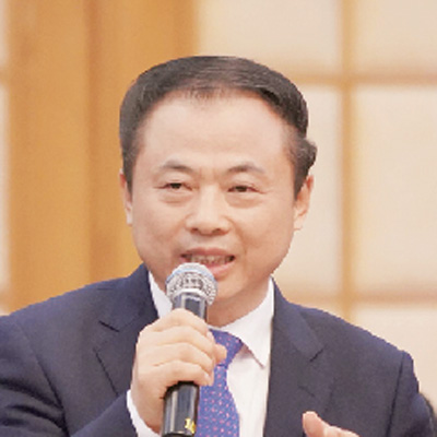 中國能源報：目前，國內(nèi)的鋰電池回收利用市場處于怎樣的發(fā)展水平？ 張?zhí)烊危?018—2020年，全國累計報廢動力電池將達(dá)到12—20萬噸，2025年可能達(dá)到35萬噸。但目前，新能源動力鋰電池的再生循環(huán)利用還是一個新興領(lǐng)域，整體還處于起步階段。 中國能源報：處于起步階段的市場主要面臨哪些問題？ 張?zhí)烊危菏紫龋厥阵w系還不健全。汽車生產(chǎn)企業(yè)、電池制造企業(yè)、回收企業(yè)、再生利用企業(yè)之間還沒有建立有效的合作機(jī)制，權(quán)責(zé)不夠清晰；在落實生產(chǎn)者責(zé)任延伸制度方面，還需要進(jìn)一步細(xì)化完善相關(guān)法律支撐。其次，再生技術(shù)還不夠成熟。在拆解環(huán)節(jié)，由于電池結(jié)構(gòu)、材料體系、封裝規(guī)格、電池余能等都沒有統(tǒng)一標(biāo)準(zhǔn)，拆解難度很大，自動化水平也偏低，成本很難降下來；在冶煉環(huán)節(jié)，有價金屬高效提取的技術(shù)也不夠成熟，經(jīng)濟(jì)效益不明顯，甚至出現(xiàn)再生材料的收益低于回收處置成本，成本倒掛，制約了企業(yè)的科研投入。最后是激勵機(jī)制不夠有力。鋰電池再生利用處于市場培育階段，需要有力的財稅政策予以引導(dǎo)扶持。 中國能源報：如果這些問題不能有效解決，報廢鋰電池回收利用不規(guī)范，會帶來哪些問題？ 張?zhí)烊危簣髲U鋰電池如果處理不當(dāng)，隨意丟棄，會對生態(tài)環(huán)境造成很大危害，例如正極材料中的鈷、鎳等重金屬元素，電解液中的有機(jī)物，負(fù)極中的碳材料等，都會對水體和土壤造成嚴(yán)重污染，特別是重金屬一旦滲入土壤，數(shù)十年都難以恢復(fù)。 此外，我國的鋰資源現(xiàn)在還嚴(yán)重依賴進(jìn)口，對外依存度超過85%。“中國需求”還推動了電池級碳酸鋰價格的從2015年初的不到5萬元/噸上漲到2017年底的18萬元/噸。報廢動力鋰電池是寶貴資源，將其中的鋰、鈷、鎳等有價金屬回收再生利用，能夠有效降低對外依存度。 中國能源報：對此，您有哪些建議？ 張?zhí)烊危菏紫龋涌熘朴啒?biāo)準(zhǔn)。其中包括管理標(biāo)準(zhǔn)、技術(shù)標(biāo)準(zhǔn)和評價標(biāo)準(zhǔn)，如Pack系統(tǒng)拆解的現(xiàn)場工藝規(guī)范，電池余量的檢測標(biāo)準(zhǔn)等。可以鼓勵具有產(chǎn)業(yè)優(yōu)勢的地方編制新能源鋰電池監(jiān)管、回收、循環(huán)利用的規(guī)劃和實施方案，先行先試，探索出更符合產(chǎn)業(yè)實際、更具可操作性的國家層面的實施方案。 同時，完善財政扶持。加快研究制定財稅優(yōu)惠、產(chǎn)業(yè)基金、積分管理等政策，還要統(tǒng)籌現(xiàn)有的資金專項，對回收體系的建設(shè)和再生冶煉的科技攻關(guān)等給予資金補(bǔ)貼；還可以確定一批標(biāo)桿企業(yè)和示范項目，優(yōu)先推薦其申報綠色制造、節(jié)能環(huán)保等專項資金。 此外，要組織聯(lián)合攻關(guān)，突破關(guān)鍵的共性問題。建議國家通過政策引導(dǎo)和市場化手段相結(jié)合的方式，組織產(chǎn)學(xué)研聯(lián)合攻關(guān)，不斷提高工藝裝備水平、金屬提煉技術(shù)、節(jié)能降耗水平。 最后，要合理布局，避免產(chǎn)能過剩。以“分散回收、集中處置”為原則，鼓勵電池生產(chǎn)企業(yè)、整車制造企業(yè)、回收處置企業(yè)建立產(chǎn)業(yè)聯(lián)盟，完善回收體系，創(chuàng)新商業(yè)模式；鼓勵具有產(chǎn)能和技術(shù)優(yōu)勢的鋰電池制造企業(yè)建設(shè)再生循環(huán)項目，拓展產(chǎn)業(yè)鏈；加強(qiáng)規(guī)劃，合理布局，避免再生循環(huán)項目“一哄而上”造成產(chǎn)能過剩、資源浪費。