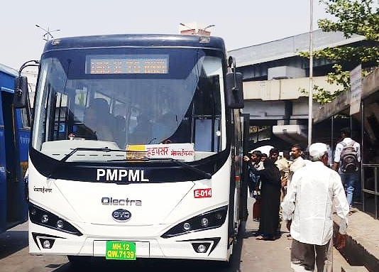 印度浦那乘客乘坐比亞迪純電動(dòng)巴士