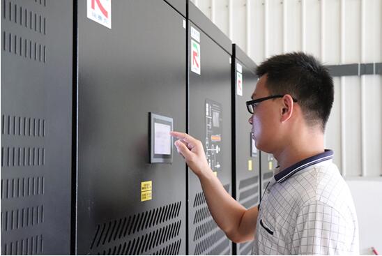 圖為工作人員正在調(diào)試儲(chǔ)能電站