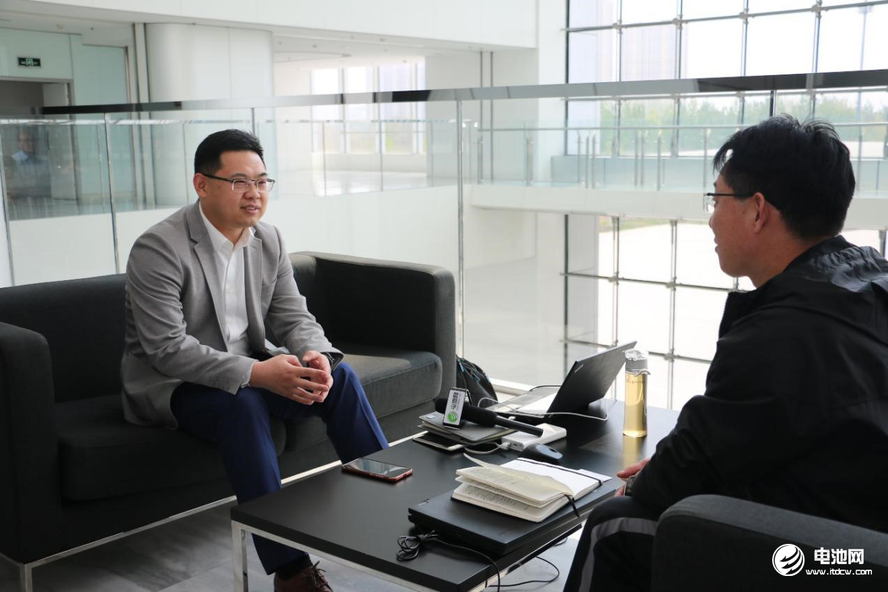 中關村新型電池技術創新聯盟秘書長于清教專訪蜂巢能源總經理楊紅新（左）