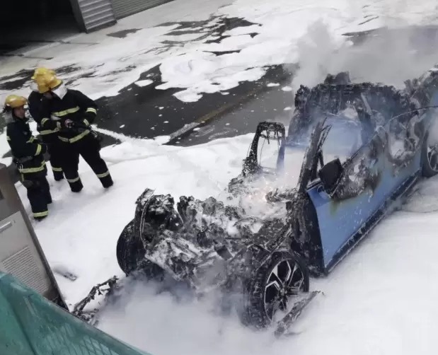 蔚來ES8自燃系底盤遭撞擊 新能源動(dòng)力電池該如何守護(hù)? 蔚來ES8自燃系底盤遭撞擊 新能源動(dòng)力電池該如何守護(hù)?