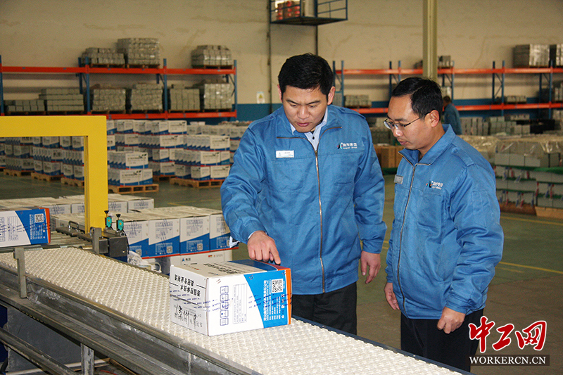 孟祥輝指導(dǎo)生產(chǎn)流水線(xiàn) 孟祥輝指導(dǎo)生產(chǎn)流水線(xiàn)