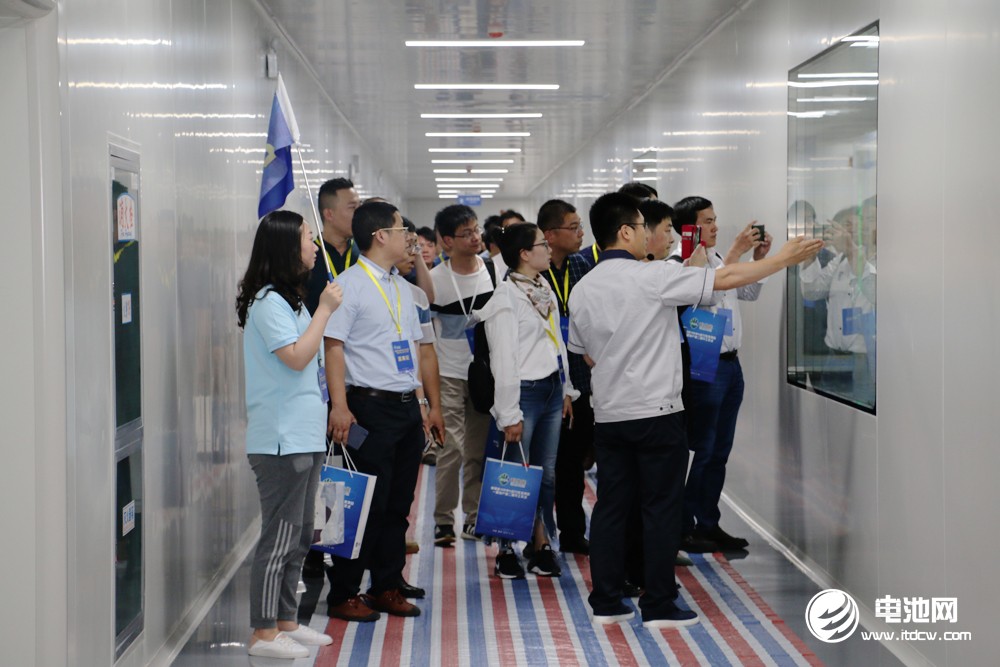 與會(huì)代表參觀利維能產(chǎn)線及展廳 與會(huì)代表參觀利維能產(chǎn)線及展廳