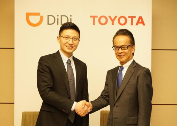 滴滴高級(jí)副總裁朱景士（左）和豐田副社長(zhǎng)友山茂樹(shù)