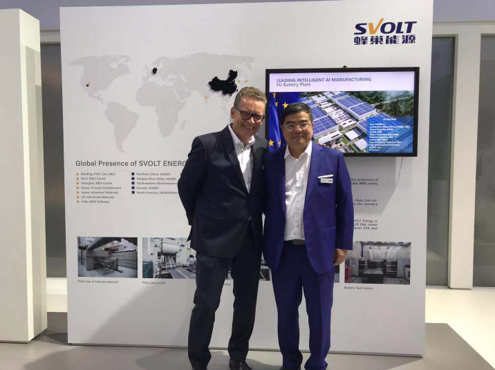 知名經(jīng)理人吳愷威（左一）加盟蜂巢能源任歐洲區(qū)總裁