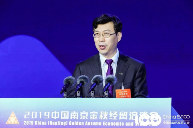 中國新能源汽車產(chǎn)銷全球第一 零部件排第幾？