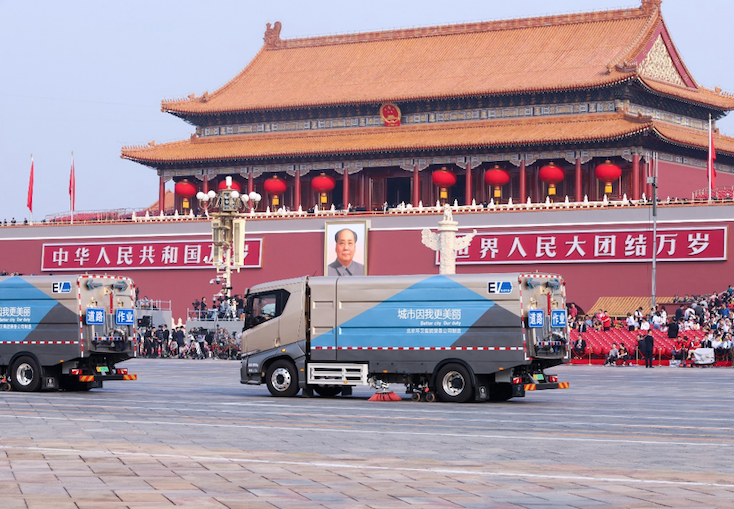 11輛全新T8服務(wù)閱兵式再次光榮完成使命，網(wǎng)友因此戲稱(chēng)其為閱兵界“后勤兵”