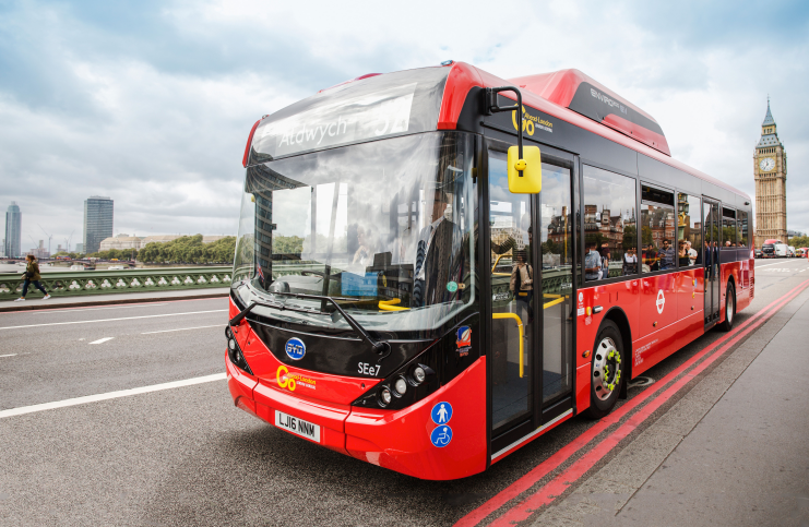 英國倫敦塔前運行的BYD ADL Enviro200EV純電動大巴