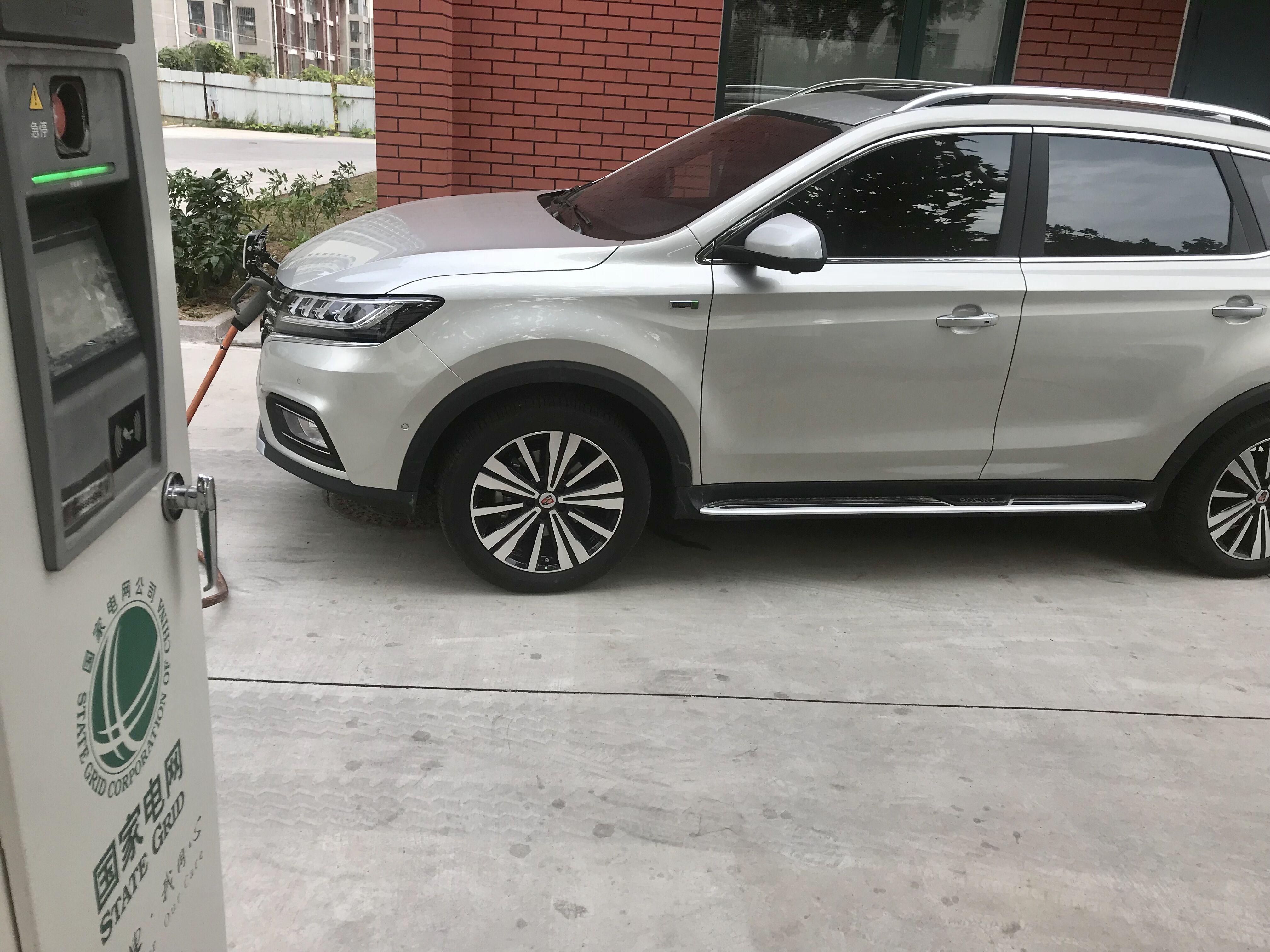 上汽榮威ERX5 純電動(dòng)SUV在國(guó)家電網(wǎng)充電樁充電 上汽榮威ERX5 純電動(dòng)SUV在國(guó)家電網(wǎng)充電樁充電