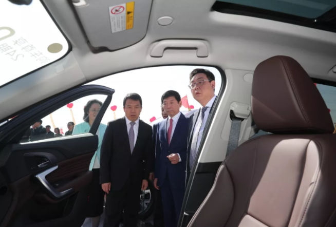 史立軍、朱立凡在魏建軍陪同下參觀長城汽車產品