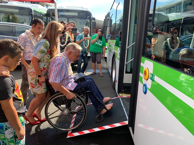 行動不便人士現場體驗低地板導板功能