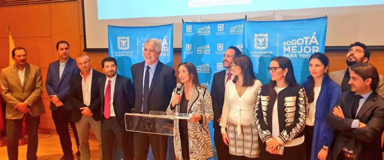 在波哥大市長Enrique Pe?alosa（左五）的見證之下，TransMilenio SA的高管正式宣布比亞迪成功中標379臺純電動大巴訂單。 