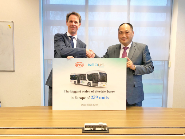 Keolis荷蘭分公司首席執(zhí)行官Frank Janssen（左）和比亞迪歐洲有限責任公司總經(jīng)理何一鵬（右）出席簽約儀式