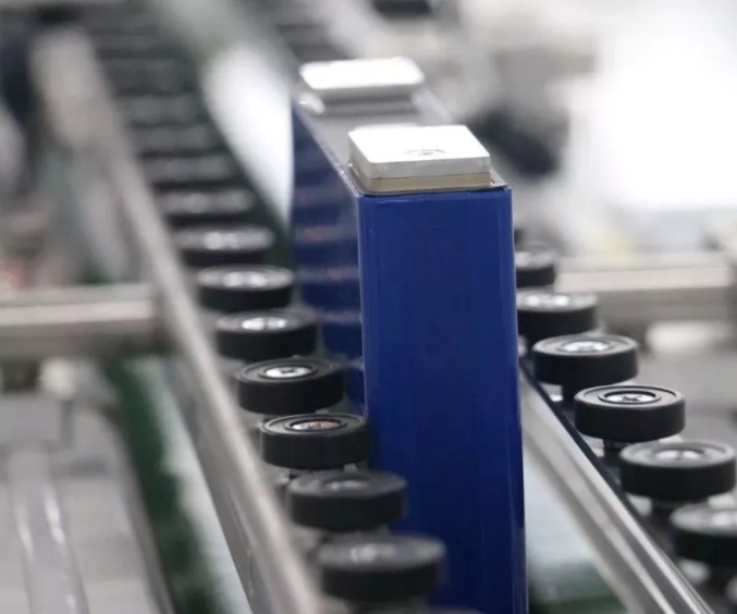 蜂巢能源首批疊片電池成功向客戶交付 穩步向量產邁進