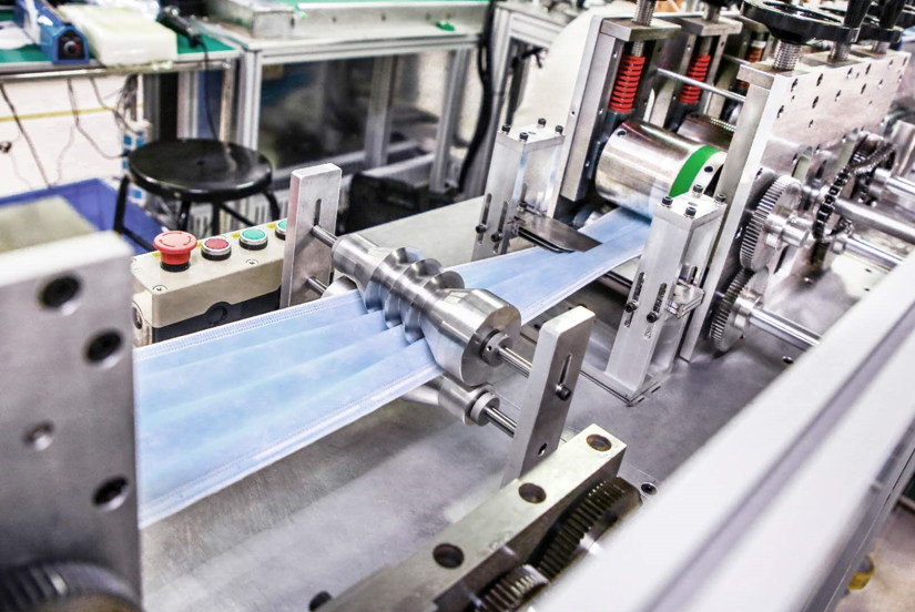 目前，比亞迪生產的口罩正在以每天30萬到50萬片的速度增加，每天5-10臺左右的新口罩機器能夠實現量產