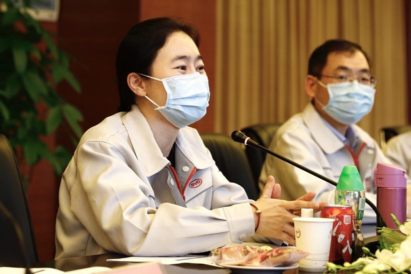比亞迪總裁辦主任李巍、品質處總經理趙儉平介紹相關口罩生產情況