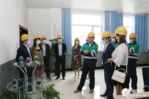 中國電池新能源產(chǎn)業(yè)鏈調(diào)研團一行參觀調(diào)研蘭州新材料