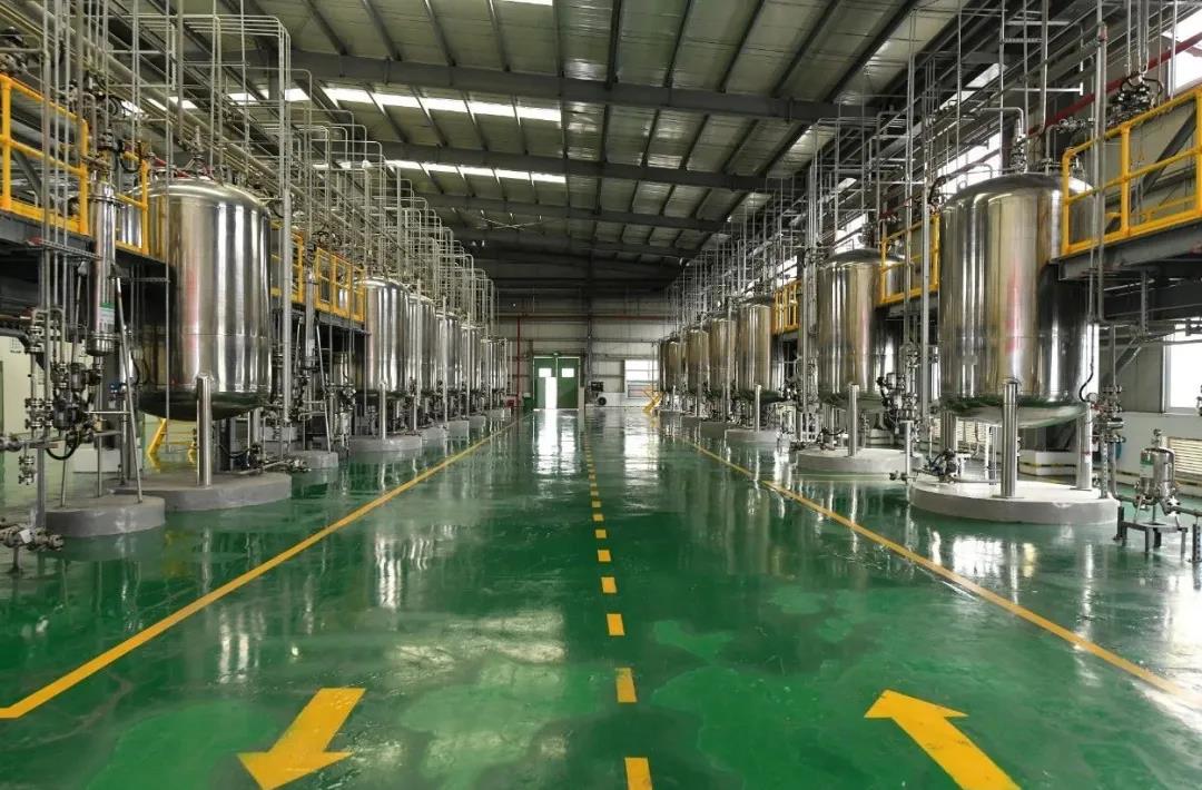 電解液企業(yè)業(yè)績與毛利率分化 提升原材料自供率成趨勢